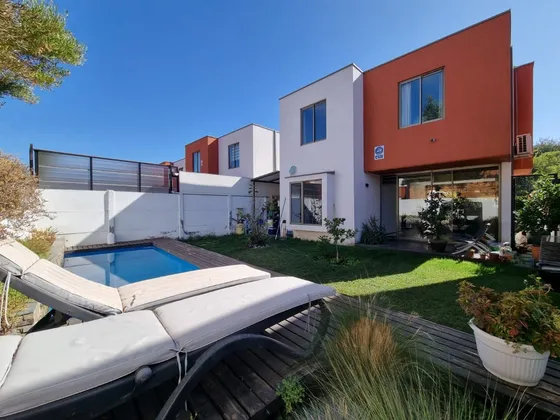 Cómoda Casa En Venta 3d 3b Piscina Terraza Jardín Sala.