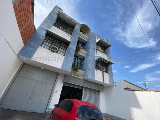 Alquila Apartamento En Urbanización Del Centro, Con Servicio De Agua, Estacionamiento 24-28365 Irrr