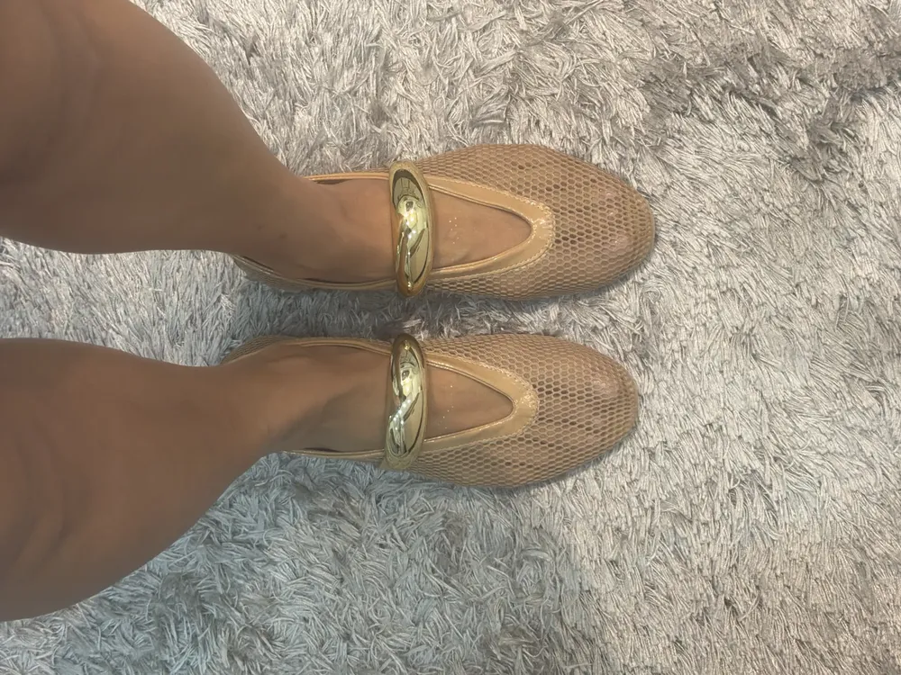 Foto de cliente usando sapatilha feminina nude de tela com metal - Larissa Calçados