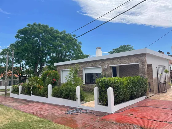 Alquilo Piriapolis Linda Casa Nuevita En Pleno Centro A 4 De La Playa 2 Dormitorios Amplios Cocina Completa Parrillero Garague Cerrado Y Un Lindo Jardin Con Mucho Verde Totalmente Equipada Para 6 Pers
