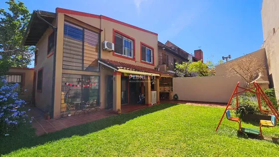 Encantadora Casa En Venta En Martínez. 4 Dormitorios. Garage. Patio. Jardín. Galería. 