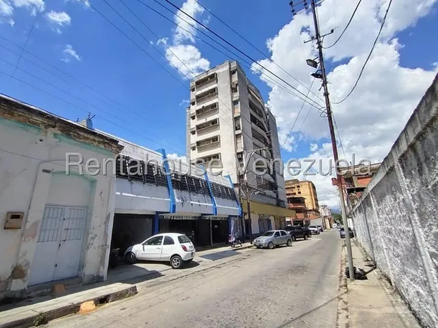 Ab  Tiene En Venta Excelente Local Comercial Estilo Galpon Con Oficinas. Ubicado A Pie De Calle Cerca De La Av Principal Lo Que Lo Hace Ideal Para Cualquier Tipo De Inversió
