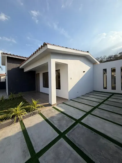 Se Vende Hermosa Y Moderna Casa En Calle Cerrada Prebo Valencia