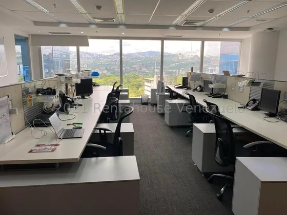 Oficina En Venta En Los Palos Grandes Parque Cristal Remodelada