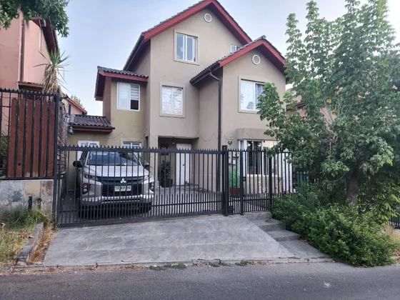 Hermosa Casa De 3 Pisos En Santa María Del Peñón