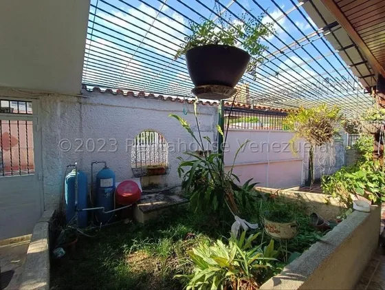 Jip 25-13437. Rentahouse Vende Comoda Casa Ttalmente Amoblada De 333.34mts2, En Urbanismo Privado En Zona Centrica De La Ciudad. Urb. Campo Elias . La Victoria
