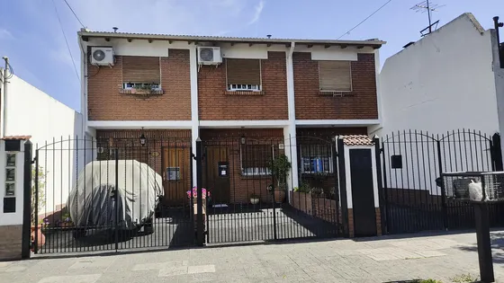 Duplex 3 Ambientes Con Cochera Y Fondo Verde En Venta En Tablada