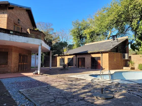 Casa En  Venta 4 Ambientes En  Villa Udaondo Ituzaingo Sobre Lote De 1400 Mts