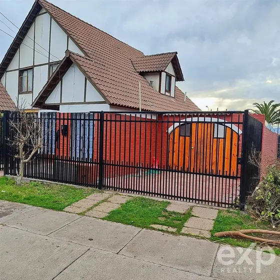 Acogedora Casa En Venta De 4 Dorm, 2 Baños, Comuna De Maipú