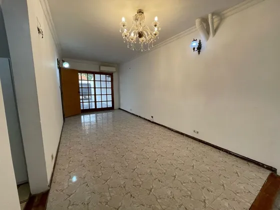 Casa 4 Amb. Con Cochera,  Dos Patios Y Terraza Ac