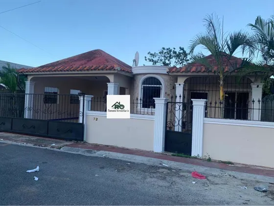 Casa Ubicada En El Residencial Romana Del Oeste, La Romana