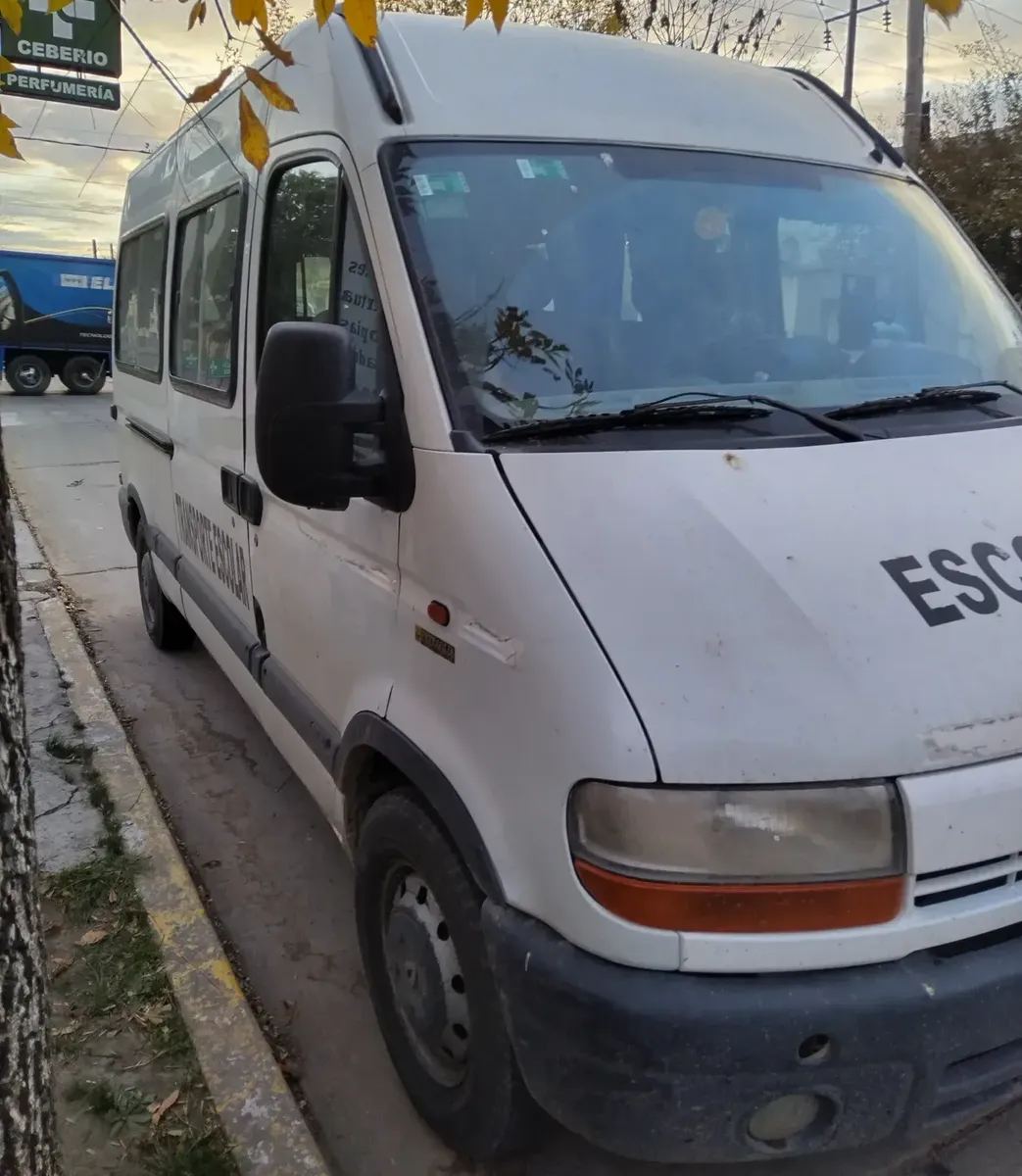Reno Master . 2.8 Combi Glass-Enclosed Passenger Vehicle