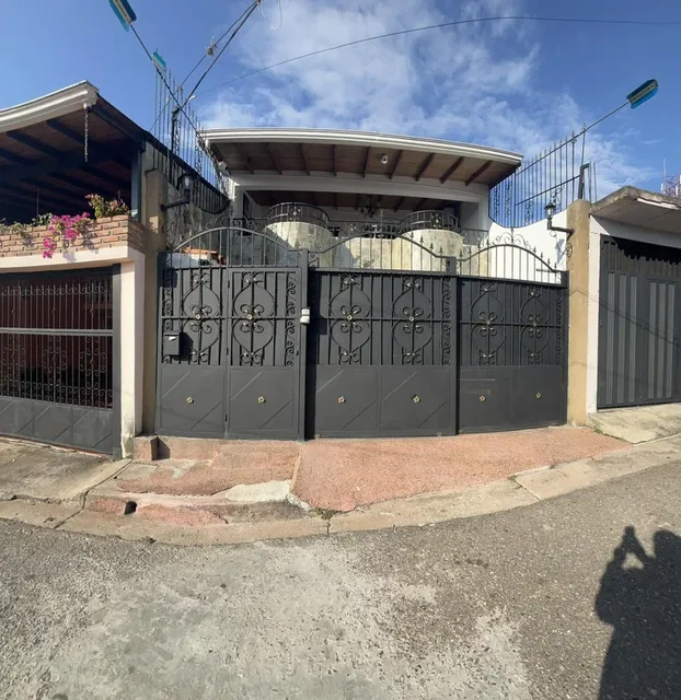 En Venta Casa Calle El Alto, Barrio Bolívar, San Cristóbal, Táchira, Venezuela.