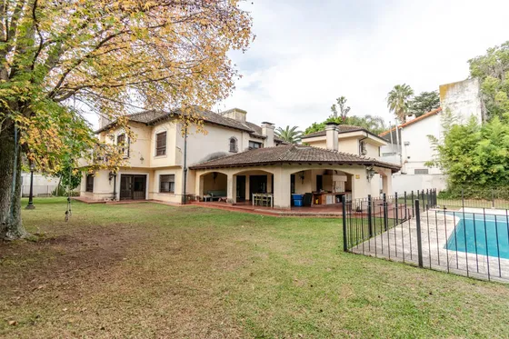 Importante Casa Sobre Un Estupendo Terreno De 1324m2 En Acassuso, De Av. Libertador Al Río.