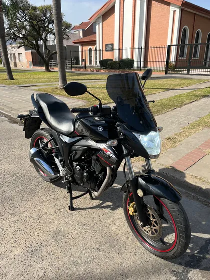 Suzuki Gixxer Negra C/ Accesorios