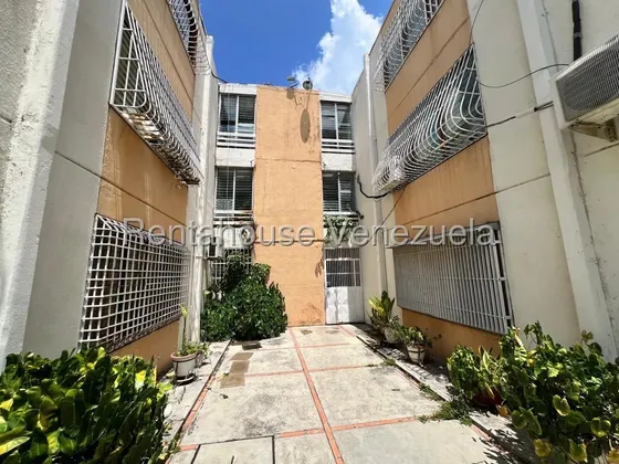 En Vendo Amplio Apartamento De 87,57m2 En Urb. Privada Cerca Del Saime, 3 Hab, Terraza, 2 Baños, Cocina Granito. Semi-amoblado, Pozo De Agua, Gas Directo, Vigilancia 24/7, Canchas Y Club. Luis Barrios