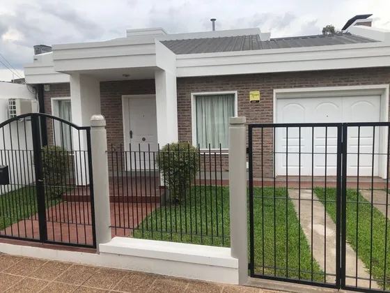 Casa En Alquiler Temporal, Dos Dormitorios Y Patio, Dos O Mas Noches, 4 Personas.