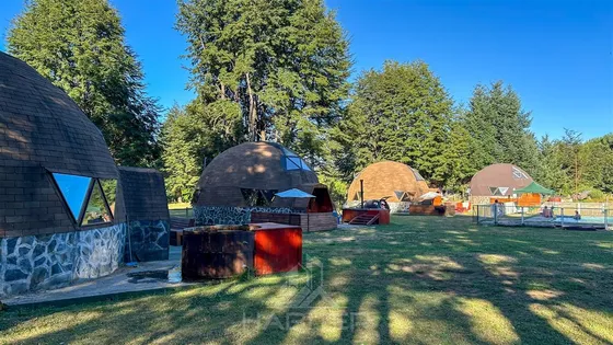 Venta Complejo Turistico De 1 Hectárea Con 5 Domos En Pucón
