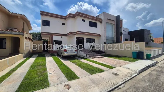#*25-9433 Encantadora Casa En Venta En Prestigioso Conjunto Residencial De La Zona Este De Barquisimeto, Lara. Adelaida Armeya