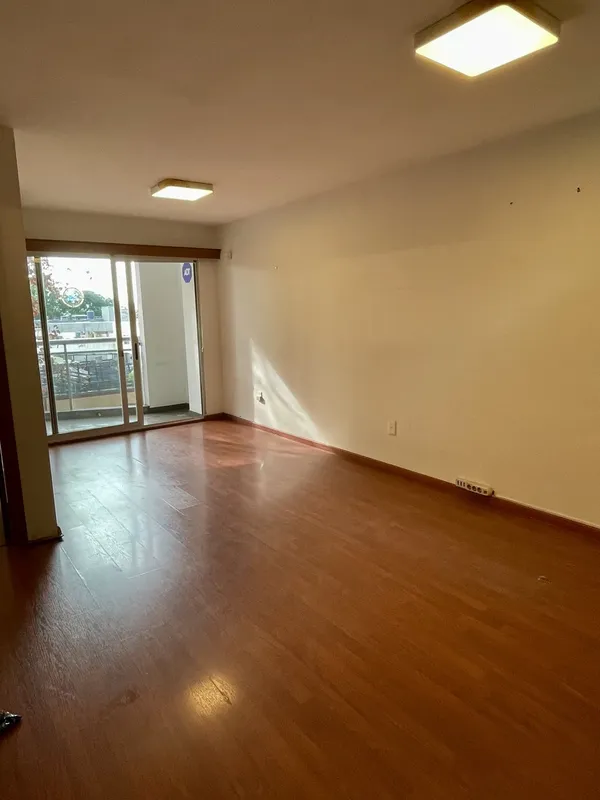 Inmobiliaria Del Centro:  Apto En Muy Buen Estado De Conservación, Ubicado A 100mts De Soca, Rodeado De Comercios.