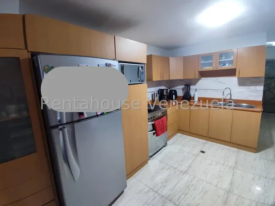 Venta Amplio Y Hermoso Townhouse De 200 M2 , Cocina Amplia Tipo Americana , Se Dejara La Cocina A Gas . Habitaciones Con Closets Y Vestier , Posee Platabanda Para Ampliación Con Tuberías Para Baño 