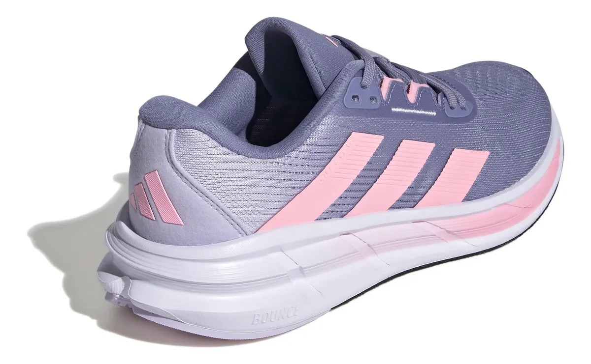 Vista traseira do tênis feminino Adidas Questar 3, destacando o calcanhar e o logo da Adidas.