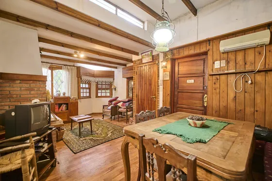 Venta Casa 5 Ambientes   Excelente Ubicacion , Amplio Terreno Propio