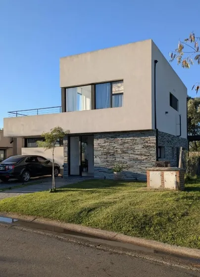 Hermosa Casa En Alquiler En Pilar Del Este, Santa Emilia