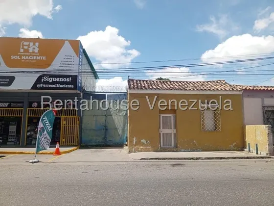 Bray Montoya Alquila Galpon Con 409m2 En Zona Centro De Barquisimeto Posee Tanque Subterráneo Zona Repuestera Fácil Acceso A Avenidas Principales 2#5#8#8#2#1 Bray Montoya                              