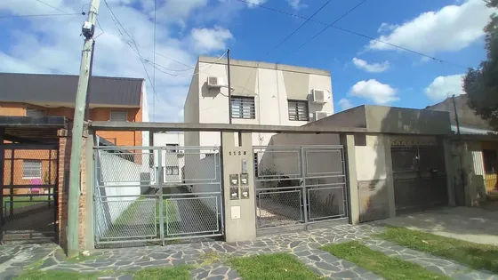 Dúplex De Dos Dormitorios En Alquiler En La Plata, Calle 75 Entre 17 Y 18