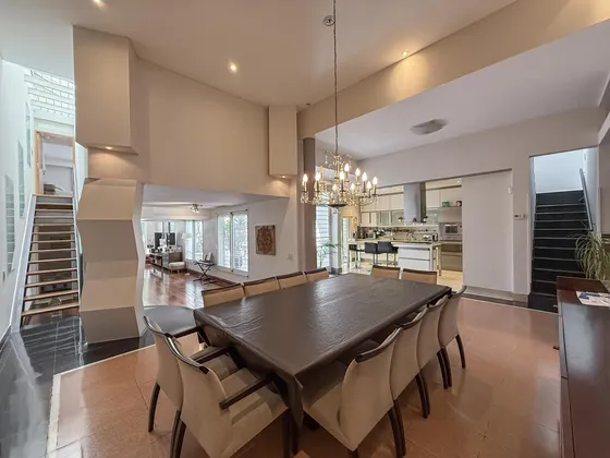 Casa De 4 Dormitorios Más Comodín, 2 Cocheras, Pileta Y Solarium