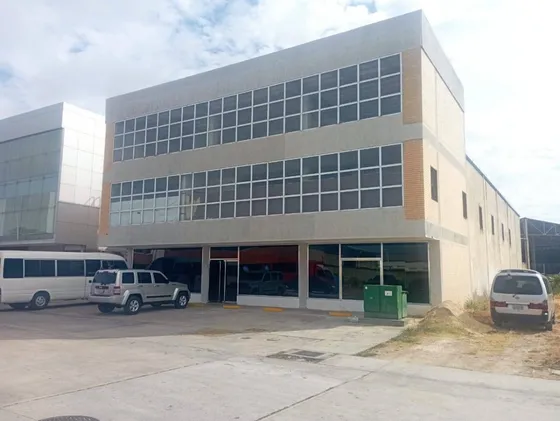 Johanna Castillo Jc Vende Galpon En Av Henry Ford 