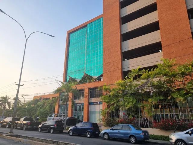 Se Vende Oficina Completamente Equipada En Edif. Empresarial Lecheria
