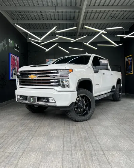 Chevrolet Silverado High Country Turbo Diesel V8 6.6l
