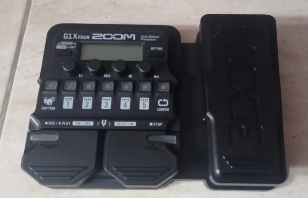 Pedal de efeito Zoom G1X Four Preto - Sem fonte | Parcelamento sem