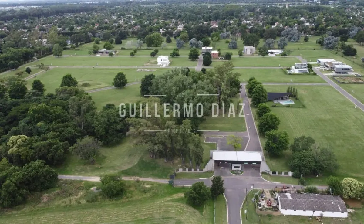 Lot for Sale in Golf Closed Neighborhood