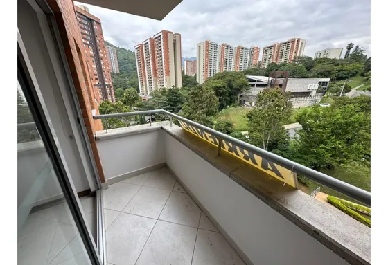 Apartamento Para  Arriendo Loma De Los Bernal Medellin