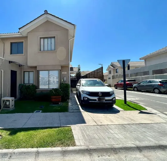 Casa En Venta De 3 Dorm 3 Baños. En Padre Hurtado
