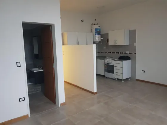 Departamento Dos Ambientes En Av. H. Yrigoyen