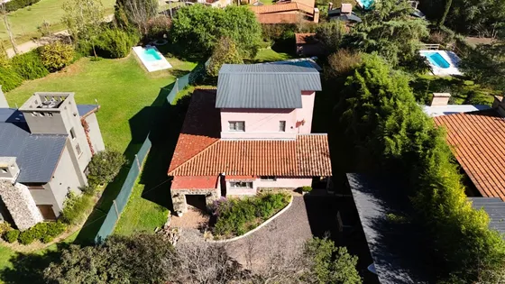 Venta De Casa Amplia Y Funcional En B° Loma Hermosa, Calamuchita  4 Dormitorios (cód. 1401)