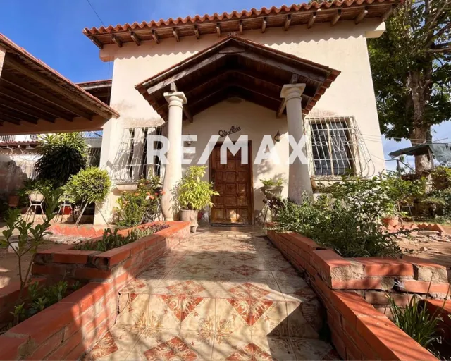 Re/max 2 Mil Vende Casa En Urbanización Jorge Coll, Con Zona Residencial Y Turistica, Con Cercania A Centro Comerciales 