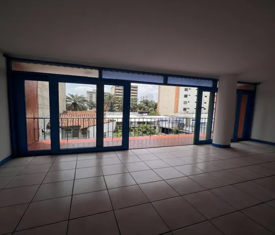 Venta Apartamento 4 Piso, Sobre La Avenida 6 Norte, Barrio Versalles, Cali Colombia
