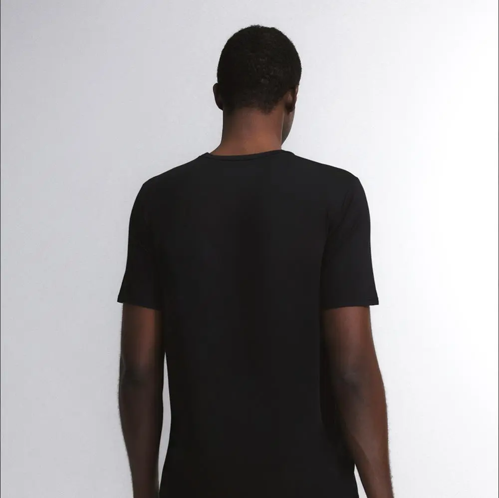 Vista traseira de homem vestindo camiseta preta da Insider
