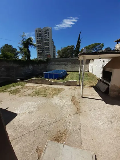 Casa En Venta - 3 Dormitorios 1 Baño - Cochera - 311mts2 - Río Cuarto