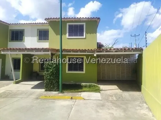 Casa En Venta En Cabudare Villas Trapiche Zona Del Trigal Codigo 2 6 4 8 6 9 Mildred Remodelada Y Ampliada A Estrenar, Ubicada En Esquina Con Terreno Adicional Y Excelente Distribu Pisos Porcelan