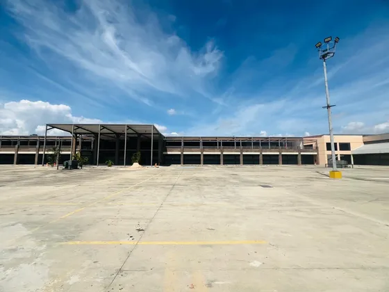 Vende O Alquila Locales Comerciales Ubicados En El C.c El Punto Plaza Comercial - Av. Industrial - Zona Industrial El Recreo. 16sep. Ypiñ. Solo Clientes Directos. Bc