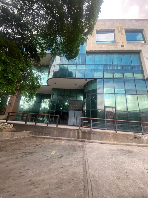 Venta Local Comercial De 200mts. Mas 180mts De Mezzanina. A Pie De Calle.