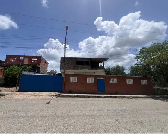 Es Una Propiedad Con Dos Apartamentos En Obra Gris, Tiene Un Local Comercial Una Gran Churuata, Piscina Grande. Tiene Una Terraza Donde Se Guindan Hamacas, Una Cantina
