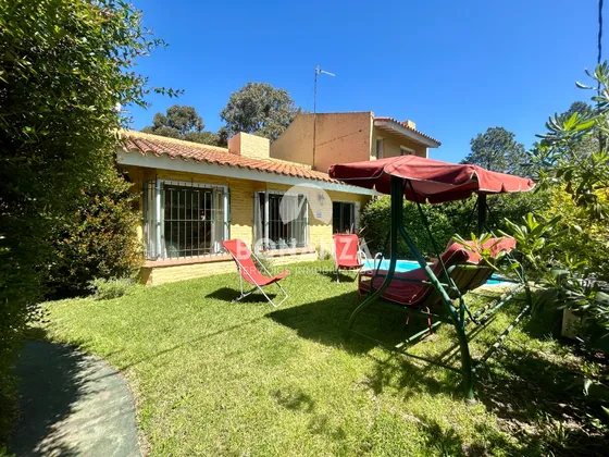 Casa En Alquiler Anual San Francisco, 3 Dormitorios, 1 Baño, Piscina. 