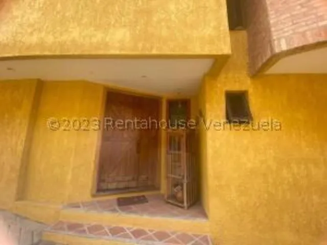 #24-3638   Preciosa Casa Ubicada En Urb. Miranda 